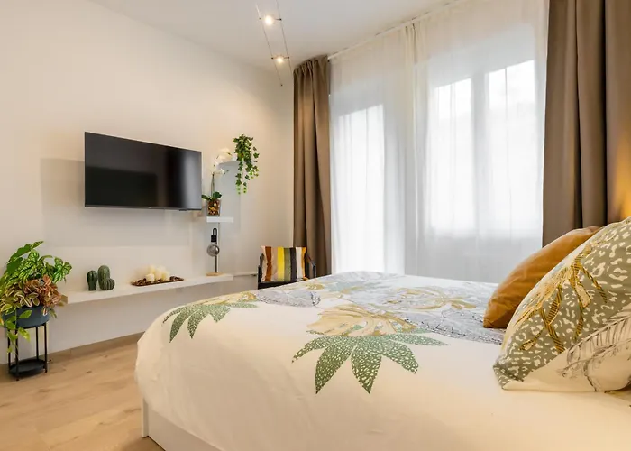 Estense - Near Duomo